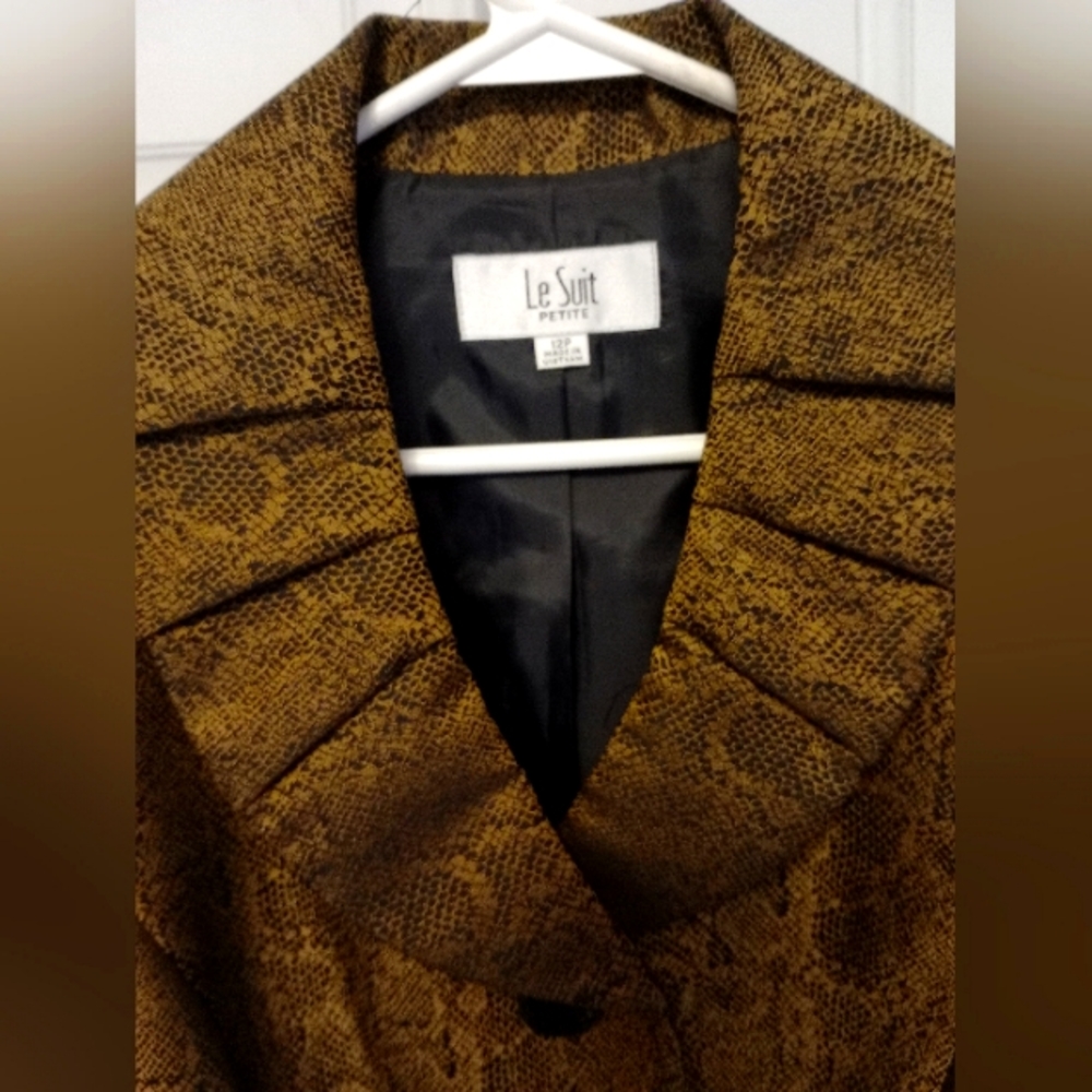 Women's Le Suit Size 12P Petite Snakeskin Ruffle Collar Blazer